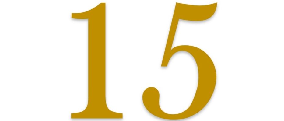 Die goldene Nummer 15 auf weißem Hintergrund.