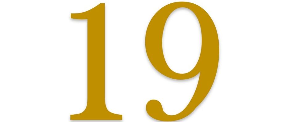 Die goldene Zahl 19 auf weißem Hintergrund dargestellt.