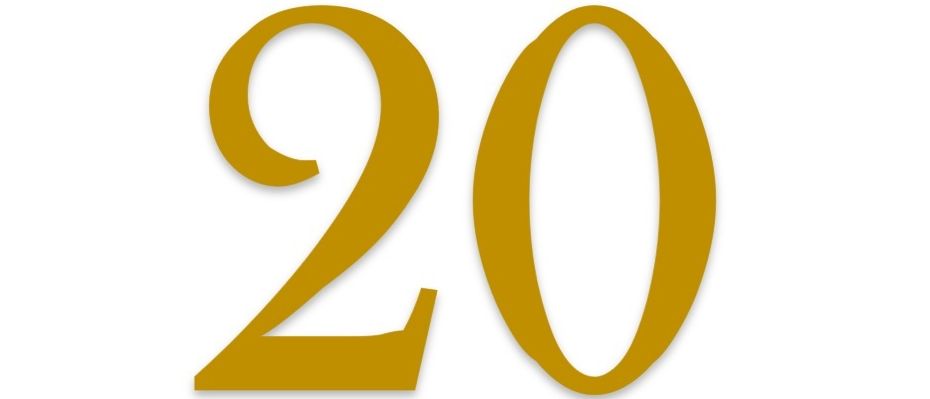 Die goldene Zahl zwanzig auf weißem Hintergrund dargestellt.