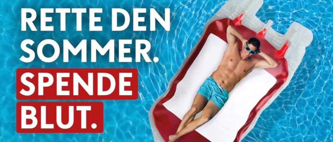 Plakat für eine Blutspende-Veranstaltung. Es zeigt einen Mann, der sich auf einem roten aufblasbaren Schwimmkörper in einem Pool entspannt. Datum: 3. Juni, Zeit: 16:30 - 19:00 Uhr. Ort: Hügellandhalle, Sankt Margarethen an der Raab 5. QR-Code für die Blutspende-App.