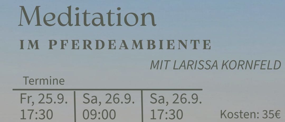Eine Frau sitzt in einem Feld mit Pferden im Hintergrund. Das Bild enthält einen Zeitplan für Veranstaltungen mit Larissa Kornfeld.