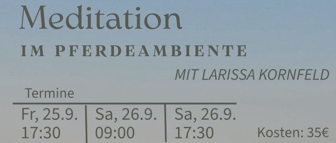 Eine Frau sitzt in einem Feld mit Pferden im Hintergrund. Der Textüberlagerung lautet 'Im Pferdeambiente mit Larissa Kornfeld' und listet Termine und Zeiten für Veranstaltungen auf.