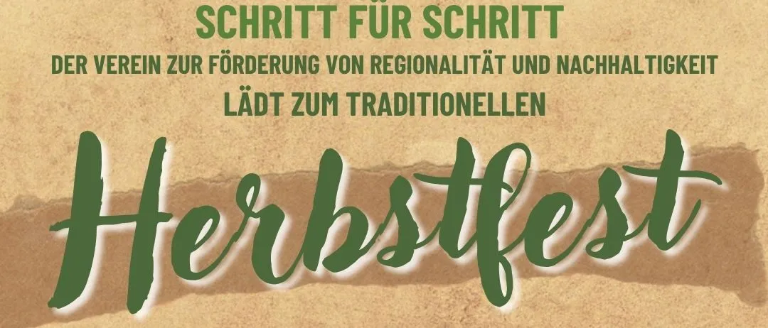 Plakat für ein traditionelles Herbstfest. Es hat einen braunen Hintergrund mit grünem Text. Die Veranstaltung ist für Sonntag, den 18. Oktober 2026, um 10 Uhr in der Hügellandhalle geplant. Es verspricht ein Fest der Regionalität, Nachhaltigkeit und Gemeinschaft.