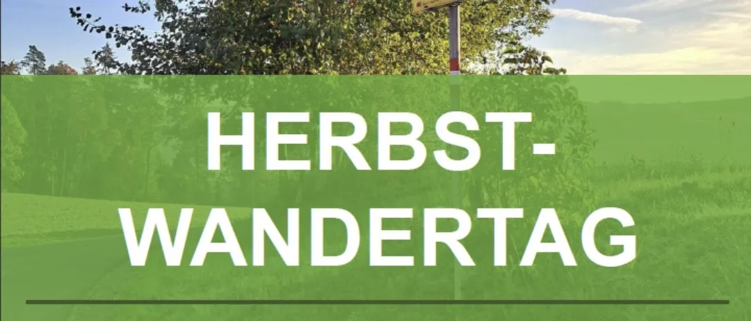 Ein Plakat, das die 'Herbst-Wandertag'-Veranstaltung am 4. Oktober 2026 ankündigt, mit einem Baum und gelben Wegweisern im Hintergrund.