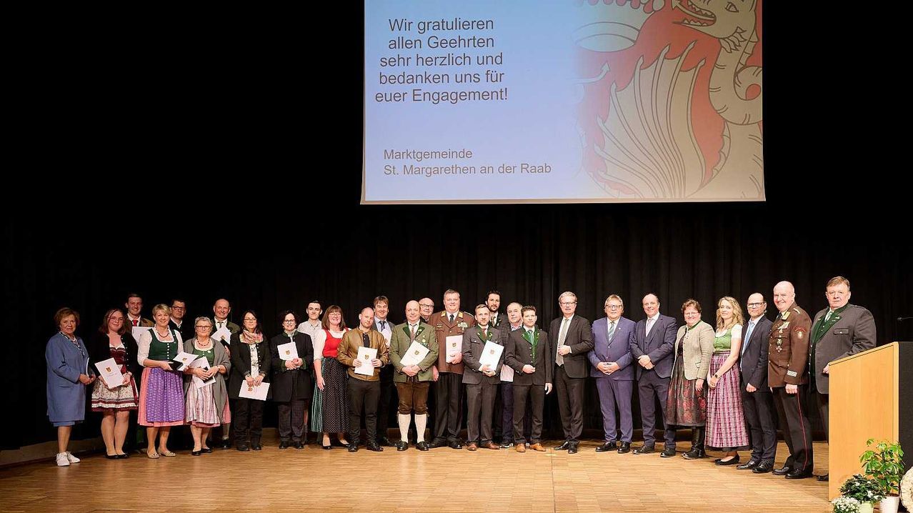 Bild enthält, People, Person, Groupshot, Crowd, Coat, Classroom, Business Card, Suit