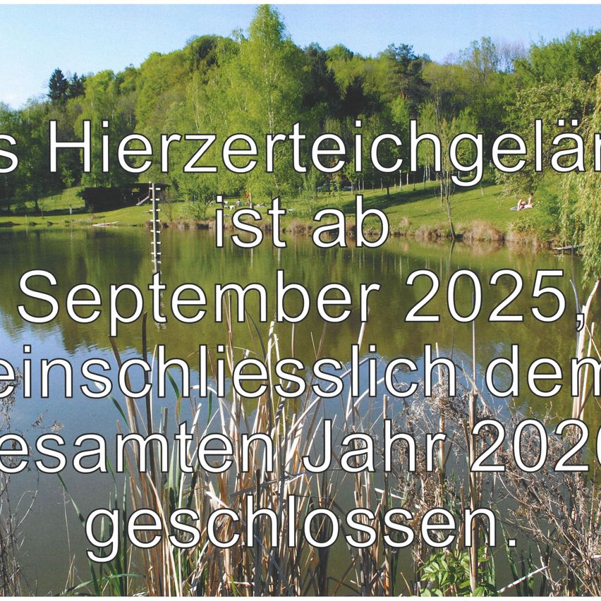 Ein See umgeben von Bäumen und Gras. Überlagerter Text besagt 'Herzweg ab September 2025, einschließlich des gesamten Jahres 2020, geschlossen.'