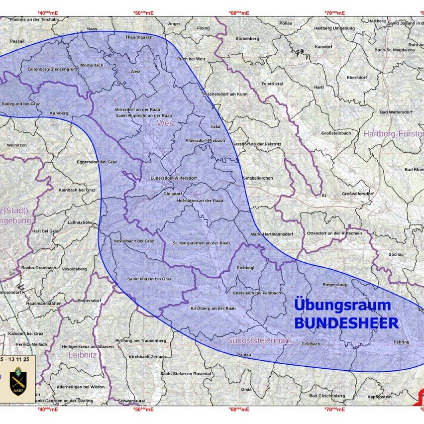Eine Karte zeigt eine Region mit verschiedenen hervorgehobenen Bereichen, einschließlich Städten und Flüssen. Es enthält einen zentralen blau schattierten Bereich, der mit 'Ubungsraum Bundesheer' beschriftet ist. Die Karte hat Koordinaten und Stadtnamen in Deutsch.