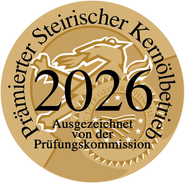 Goldener Kreis mit der Nummer 2026, einem stilisierten Pferd und den Worten 'Prämierter Steirischer Kernölbegeisterter', signiert von der Prüfungskommission.