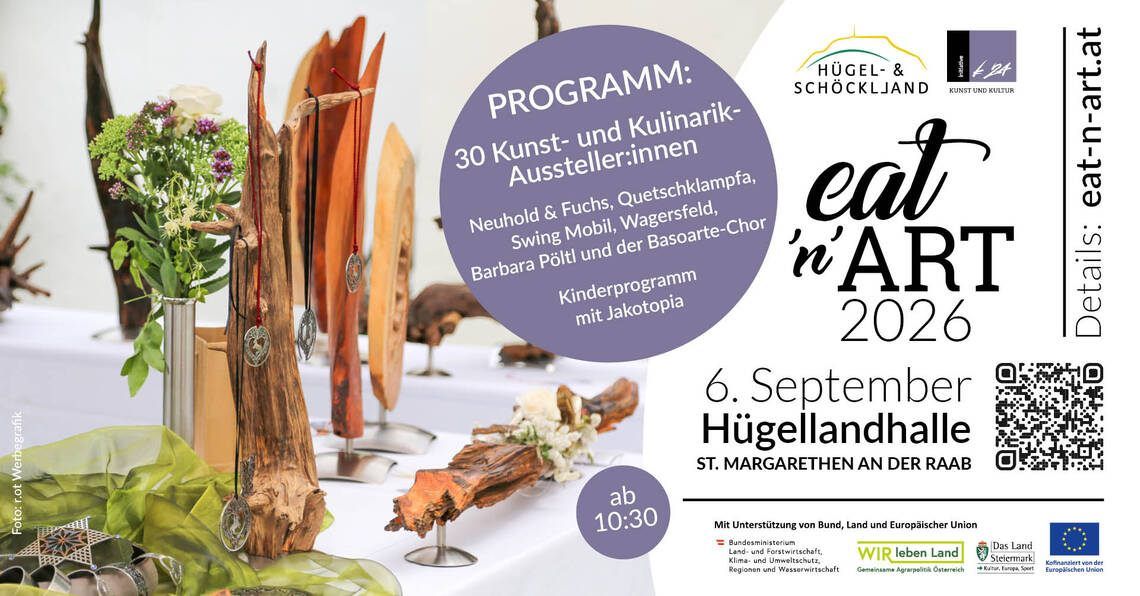 Plakat für die Kunst- und Kulinarik-Ausstellung 2022 in der Hügellandhalle, mit einem Tisch, auf dem verschiedene Holzskulpturen und ein violetter Kreis mit Veranstaltungsdetails stehen.