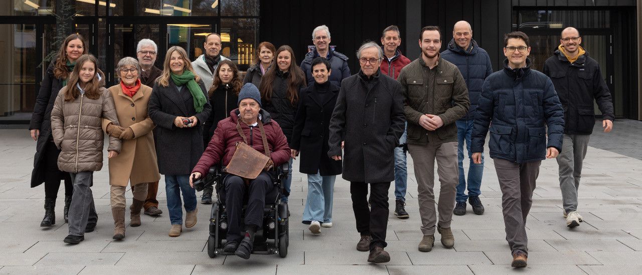 Bild enthält, Coat, Jacket, Adult, Female, Person, Woman, Groupshot, Jeans, Male, Man