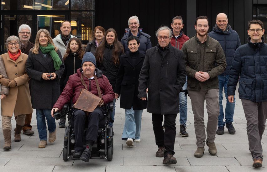 Bild enthält, Coat, Jacket, Adult, Female, Person, Woman, Groupshot, Jeans, Male, Man