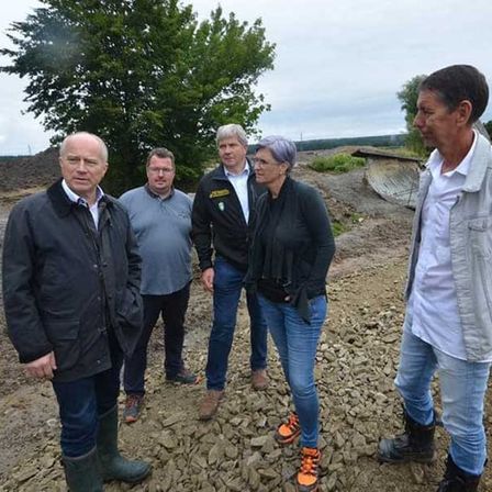 Bild enthält, Pants, Coat, Soil, Jacket, Blazer, Person, Walking, Jeans, People, Vegetation