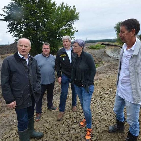 Bild enthält, Pants, Coat, Soil, Jacket, Blazer, Person, Walking, Jeans, People, Vegetation