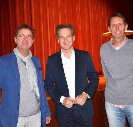 Bild enthält, Blazer, Coat, Jacket, Pants, People, Person, Suit, Adult, Male, Man