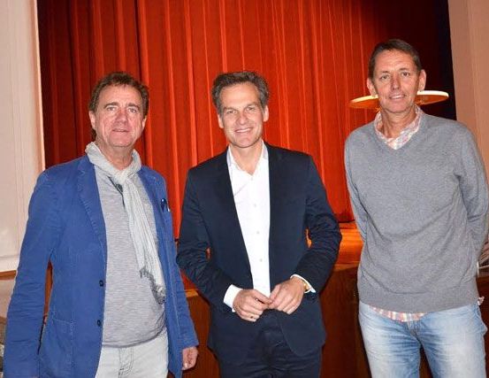 Bild enthält, Blazer, Coat, Jacket, Pants, People, Person, Suit, Adult, Male, Man