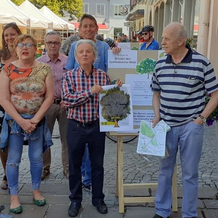 Bild enthält, People, Person, Pants, Potted Plant, Adult, Female, Woman, Male, Man, Handbag