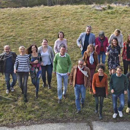 Bild enthält, Person, Walking, People, Pants, Groupshot, Grass, Park, Adult, Male, Man