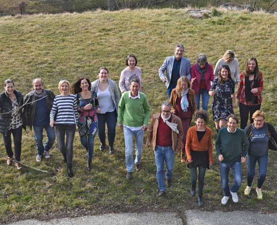 Bild enthält, Person, Walking, People, Pants, Groupshot, Grass, Park, Adult, Male, Man