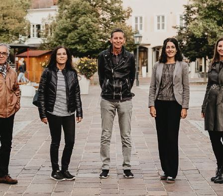 Bild enthält, Groupshot, Person, Pants, Coat, Jacket, Adult, Male, Man, People, Skirt