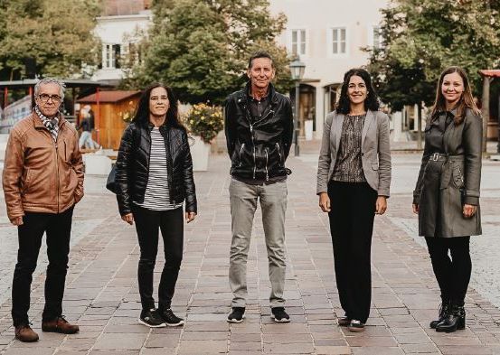 Bild enthält, Groupshot, Person, Pants, Coat, Jacket, Adult, Male, Man, People, Skirt