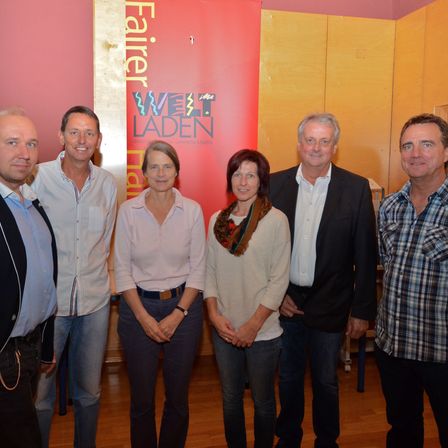 Bild enthält, Pants, People, Person, Jacket, Blazer, Shirt, Adult, Male, Man, Jeans