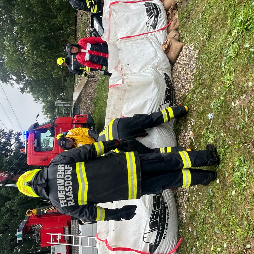 Bild enthält, Person, Rescue, Helmet, Clothing, Footwear, Shoe, Glove