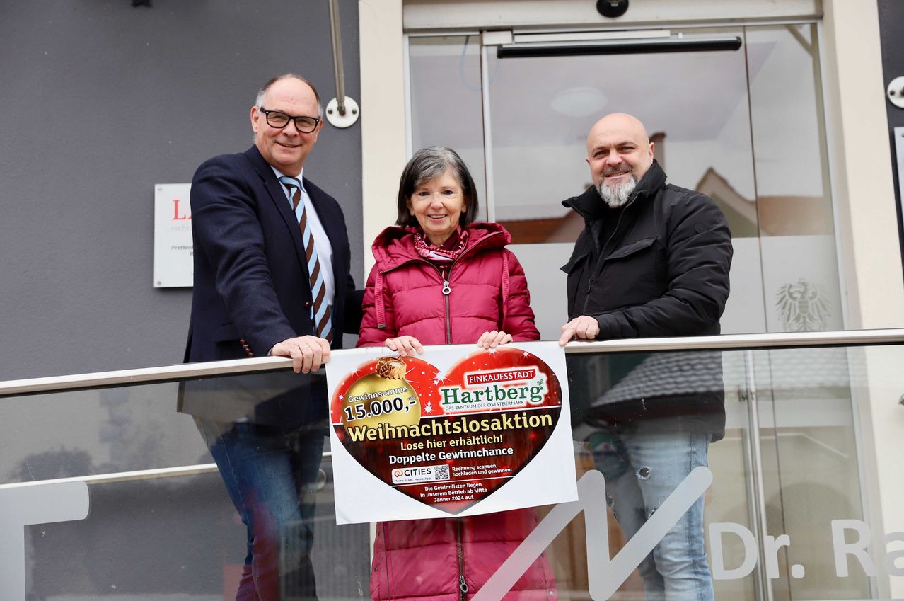 Bild enthält, Coat, Jacket, People, Person, Adult, Female, Woman, Advertisement, Male, Man