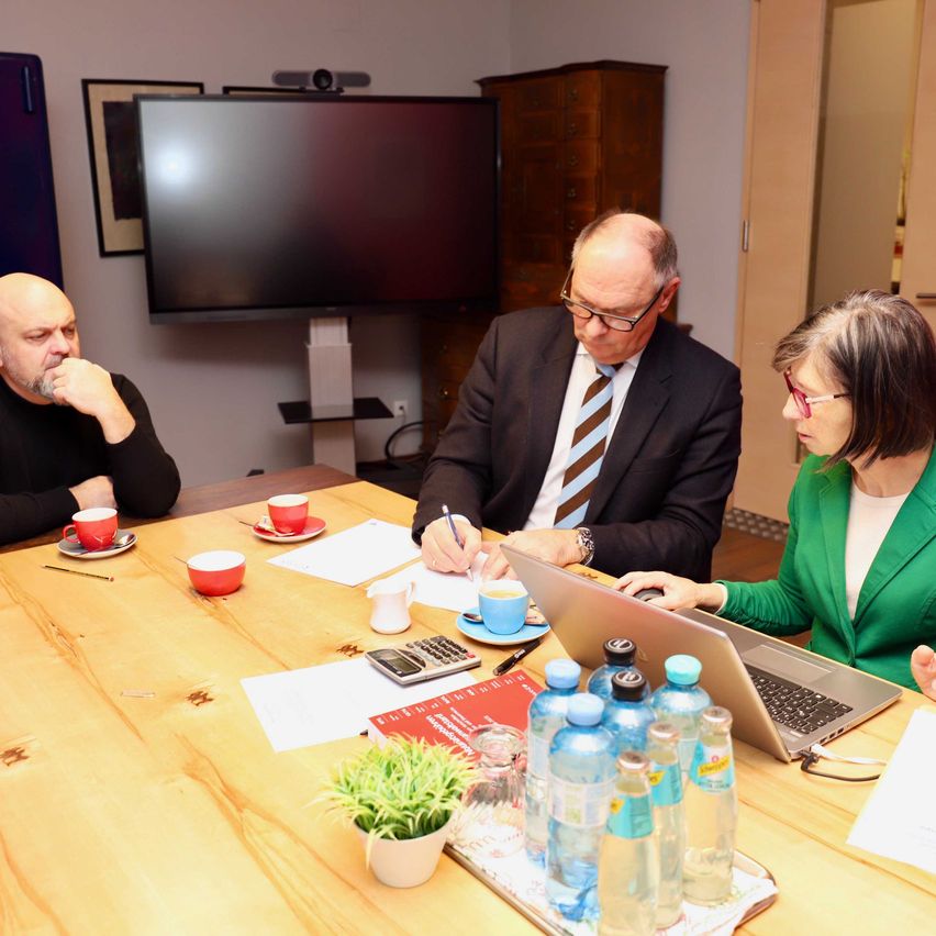 Bild enthält, Adult, Female, Person, Woman, Computer Hardware, Monitor, Screen, People, Table, Man