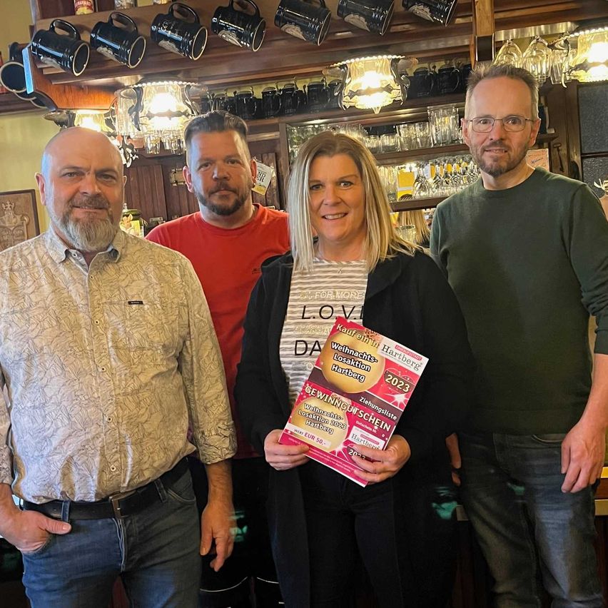 Bild enthält, Pants, Adult, Female, Person, Woman, People, Cup, Male, Man, Photobombing