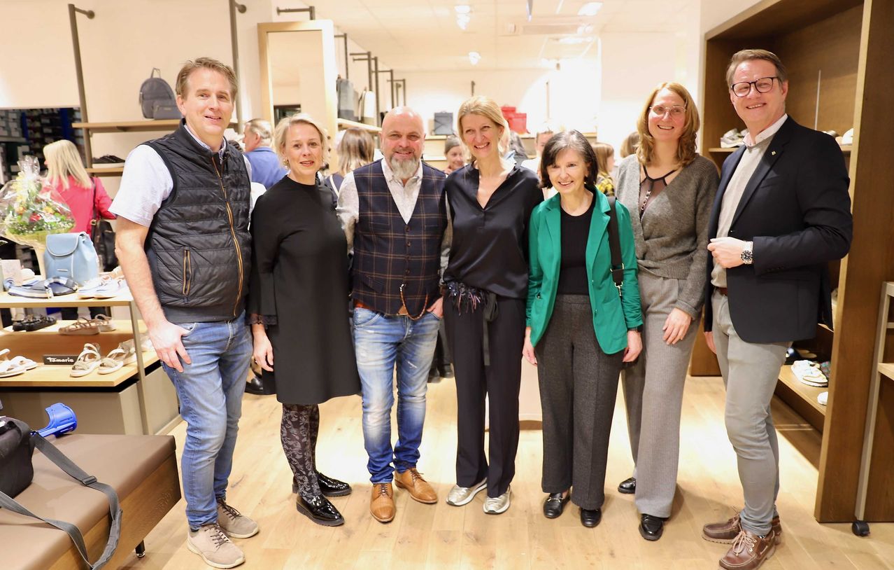 Bild enthält, Groupshot, Person, Pants, Adult, Female, Woman, Male, Man, People, Coat