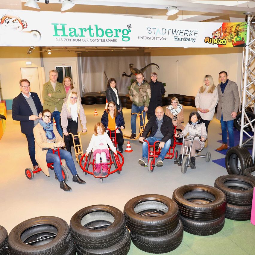 Bild enthält, Tire, People, Person, Coat, Shoe, Play Area, Adult, Male, Man, Glasses