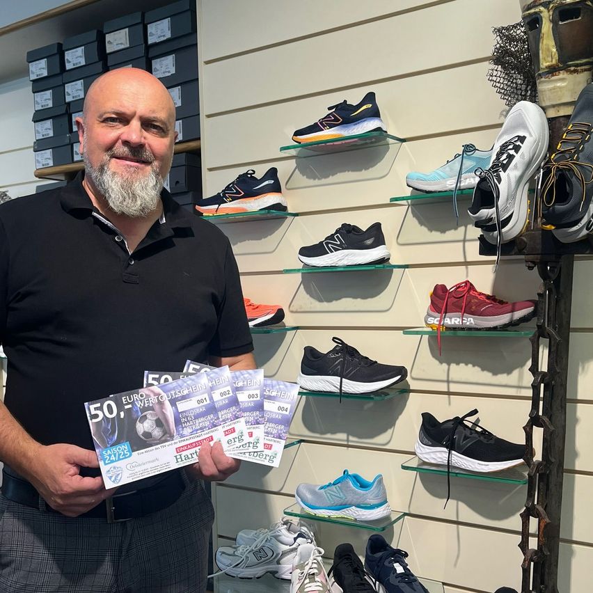 Bild enthält, Clothing, Footwear, Shoe, Sneaker, Adult, Male, Man, Person, Shop