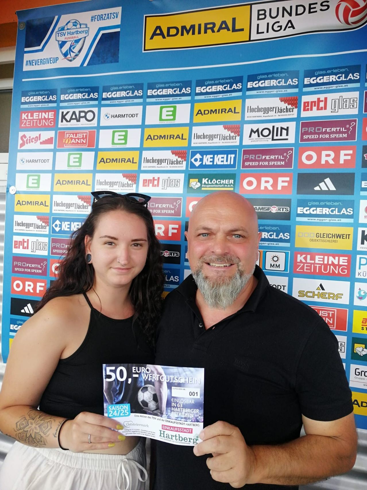 Bild enthält, Person, Photography, Portrait, Advertisement, Poster, T-Shirt, Adult, Male, Man, Text