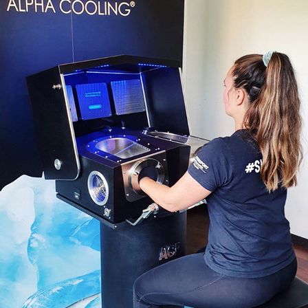 Bild enthält, Furniture, Table, Adult, Female, Person, Woman, Desk, Face, Head, Speaker