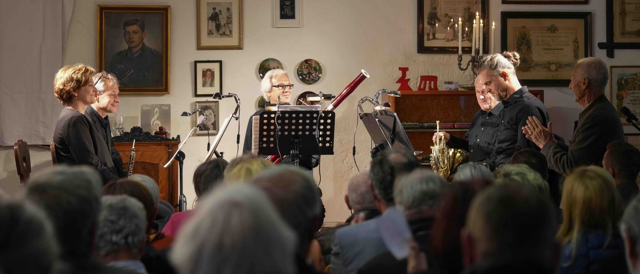 Bild enthält, People, Person, Crowd, Adult, Male, Man, Glasses, Child, Female, Girl