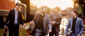 Bild enthält, Blazer, Coat, Jacket, Person, Walking, Suit, Adult, Male, Man, Pants