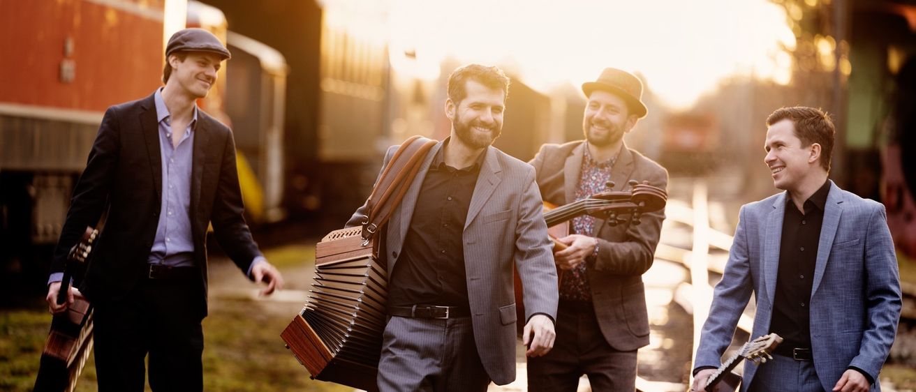 Bild enthält, Blazer, Coat, Jacket, Person, Walking, Suit, Adult, Male, Man, Pants