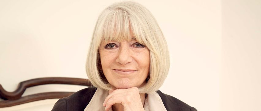 Bild enthält, Blonde, Person, Adult, Female, Woman, Sitting, Formal Wear, Blazer, Face, Portrait