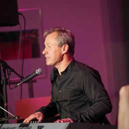 Bild enthält, Microphone, Adult, Male, Man, Person, Performer, Solo Performance, Face, Musician, Playing Keyboards