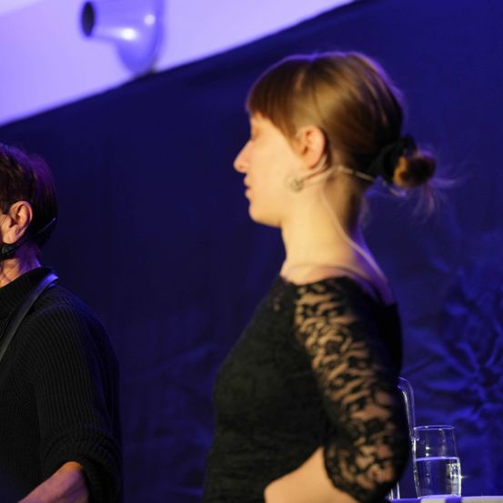 Bild enthält, Adult, Male, Man, Person, Female, Woman, Urban, Dancing, Face, Purple