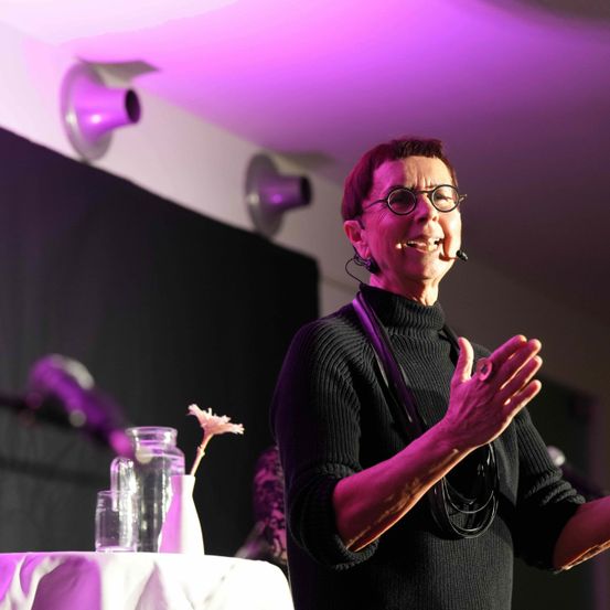 Bild enthält, Person, Accessories, Glasses, Face, Head, Applause, Electrical Device, Microphone, Finger, Solo Performance