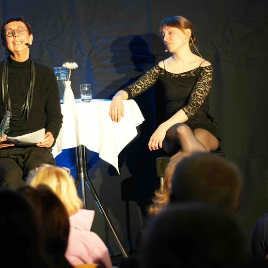 Bild enthält, Adult, Female, Person, Woman, Male, Man, Crowd, People, Face, Dress