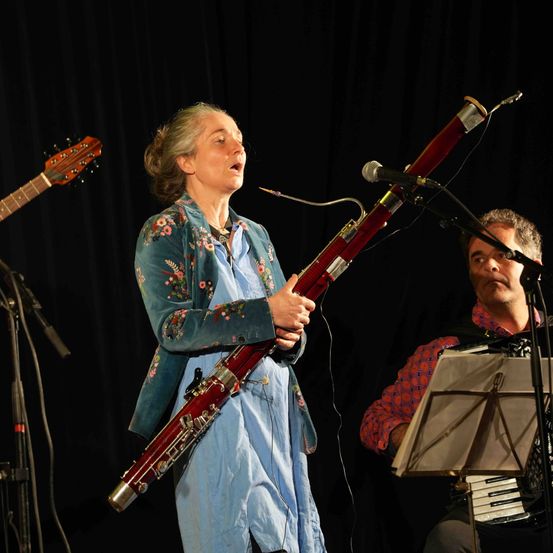 Bild enthält, Group Performance, Music Band, Person, Adult, Female, Woman, Concert, Guitar, Male, Man