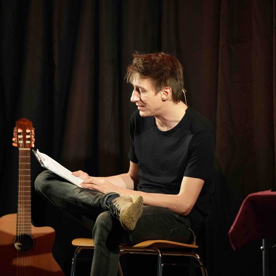 Bild enthält, Person, Sitting, Boy, Male, Teen, Guitar, Shoe, Portrait, Guitarist, Solo Performance