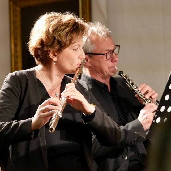 Bild enthält, Musical Instrument, Oboe, Adult, Male, Man, Person, Accessories, Glasses, Face, Head