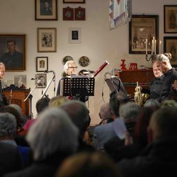 Bild enthält, People, Person, Crowd, Adult, Male, Man, Boy, Teen, Glasses, Face