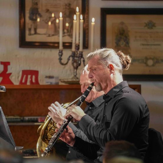 Bild enthält, Adult, Male, Man, Person, Brass Section, Flugelhorn, Musical Instrument, Oboe, Horn, Performer