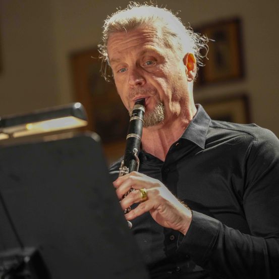 Bild enthält, Microphone, Finger, Person, Adult, Male, Man, Solo Performance, Crowd, Musical Instrument, Razor