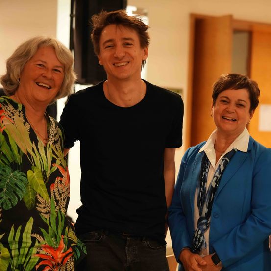 Bild enthält, Face, Happy, Head, Person, Smile, Blouse, Adult, Female, Woman, Laughing