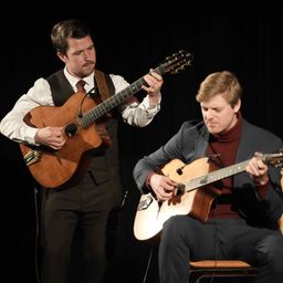 Bild enthält, Guitar, Musical Instrument, Person, Adult, Male, Man, Guitarist, Music, Musician, Performer